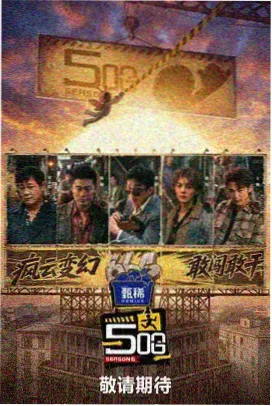 夏季稻田转青后连片绿色梯田与山间云带